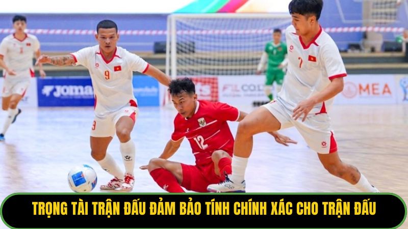 Trọng tài trận đấu đảm bảo tính chính xác cho trận đấu.
